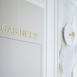 Tabliczka Gabinet 2 w Klinice Dr Frąszczak – nowoczesne wnętrze